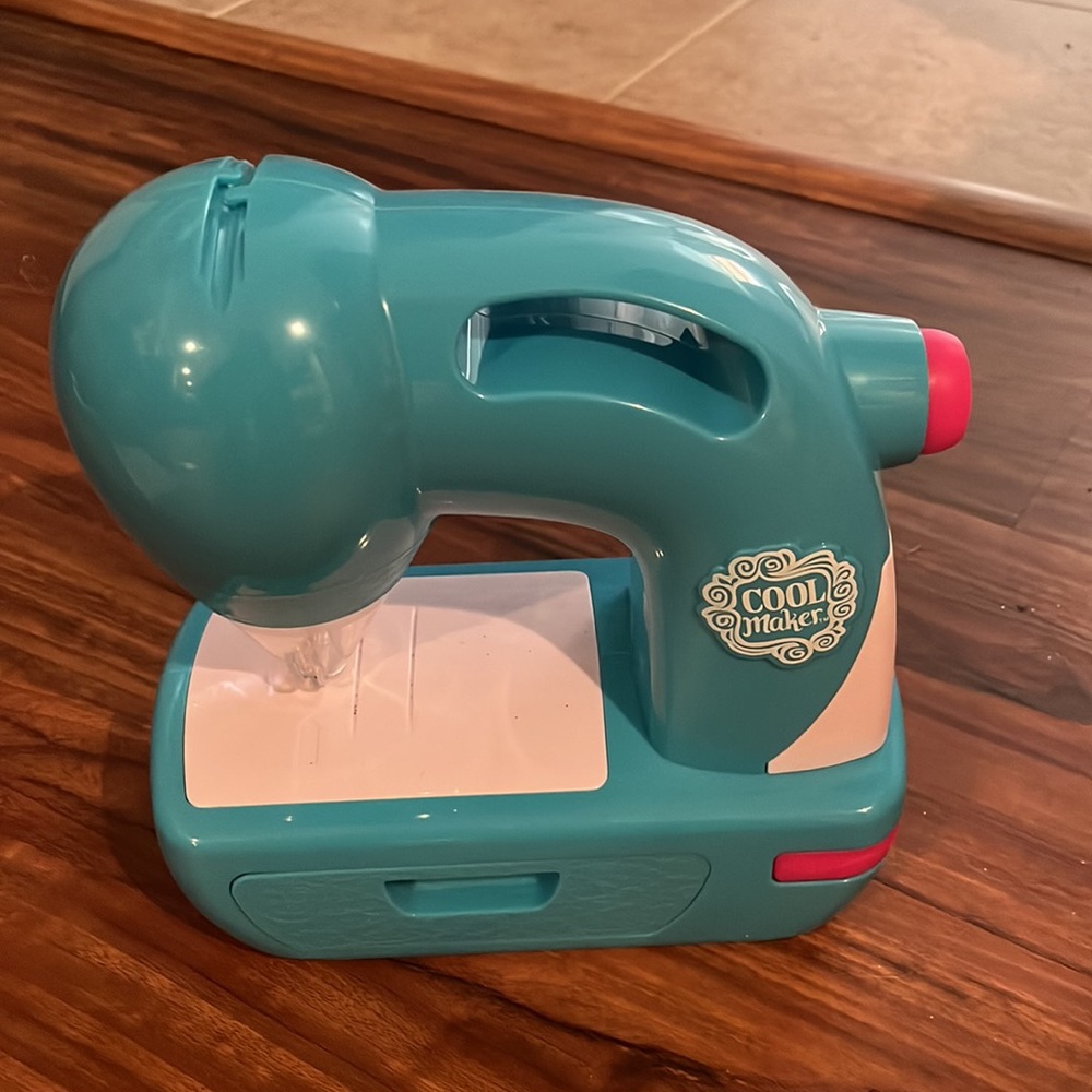 Cool Maker Sewing Machine